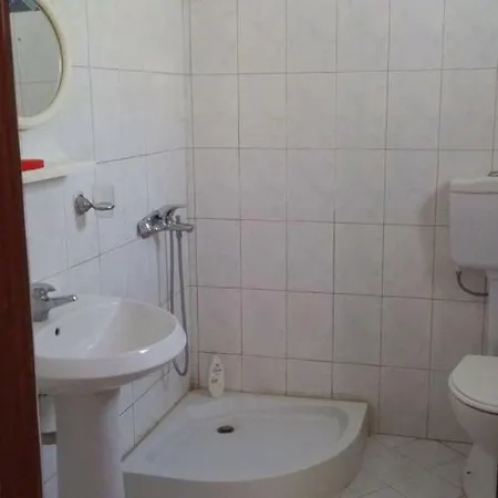 Keno's Hostel *